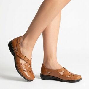 NEW Clarks Flats Genuine Leather Shoes Adjustable Straps Size 8 Brown